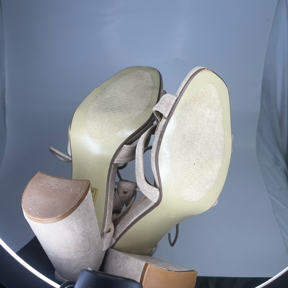 Tan cape robbin  heels - Picture 3 of 3